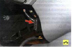 Диагностический разъем расположен в салоне автомобиля в нише для ног водителя