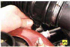 2.Сожмите пружинный фиксатор и отсоедините от датчика колодку жгута проводов.