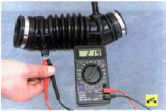 9. Подсоедините тестер в режиме омметра к выводам датчика и измерьте его сопротивление.