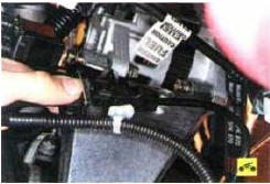 2. Сожмите фиксатор и разъедините колодку жгута проводов датчика положения коленчатого