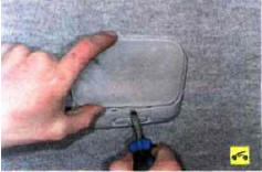 2. Отожмите отверткой фиксаторы и снимите рассеиватель плафона.