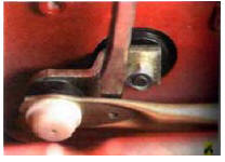 3. Используя отвертку как рычаг, отсоедините от кривошипа моторедуктора тягу