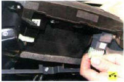2. Выверните винты, отведите облицовку панели приборов (см. «Снятие и установка