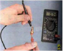 6. Для проверки подсоедините тестер в режиме омметра к выводу и корпусу датчика.