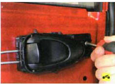 2. Выверните винт крепления внутренней ручки к панели двери...
