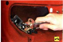 5. Снимите замок с автомобиля, выведя его через технологическое отверстие в панели