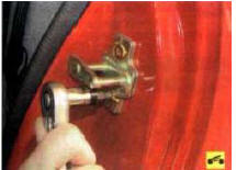 9. Для снятия защелки замка двери выверните два винта ее крепления к стойке кузова