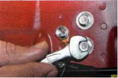 2. Изнутри багажника выверните два болта крепления замка к усилителю панели задка.