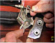 4. Выведите наконечник троса привода замка из прорези рычага.