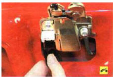 13. Отсоедините провод от концевого выключателя защелки.