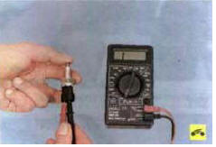 б. Для проверки выключателя подсоедините к его выводам тестер в режиме омметра.