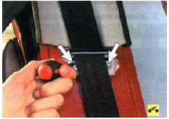 3. Выверните два винта крепления направляющей ремня к центральной стойке.