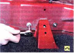 7. При необходимости отверните изнутри багажника две гайки крепления бокового