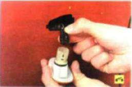 4. Снимите боковой фонарь указателя поворота (см. «Замена бокового фонаря указателя