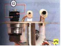 3. Подсоедините тестер в режиме омметра к выводам колодки топливного модуля.