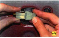 13. … в багажнике разъедините колодку жгута проводов дополнительного стопсигнала.