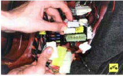 20. …и отсоедините колодки жгута проводов панели приборов от блока электрических