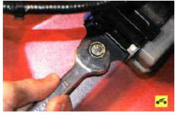 16. В багажнике выверните болт крепления инерционной катушки ремня к кузову…