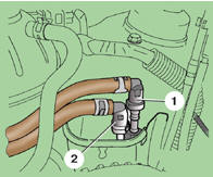 5. Снимите хомуты и отсоедините от топливного фильтра шланги 1 и 2 подачи топлива.