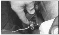 D Проверьте надежность крепления клеммных соединений электропроводки стартера.