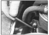 5. При помощи пруткового ключа выверните винт крепежного кронштейна и снимите