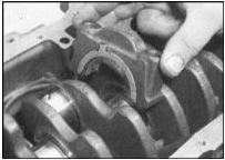 6. В правильном порядке установите крышки коренных подшипников на двигатель (первым