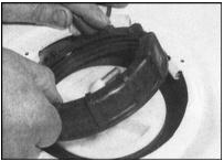 7. Отверните пластмассовое кольцо крепления сборки в проеме топливного бака.