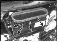 3. Отпустите фиксаторы крепления воздухозаборника к верхней части кожуха отопителя...