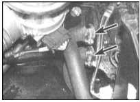 8. В двигательном отсеке пережмите шланги отопительного тракта с целью минимизации