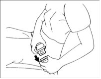 Застегивание пряжки ремня безопасности с креплением в двух точках (центральный