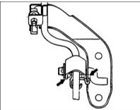 3. Извлеките шплинт из оси педали акселератора и снимите педаль акселератора