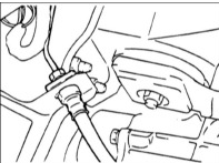 3. Установите гидравлическую линию привода сцепления и закрепите зажимами.