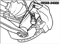 6. Съемником 09568–34000 выдавите цапфу шарового шарнира из поворотного кулака.