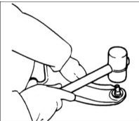 3. Капроновым молотком отделите шаровой шарнир от нижнего рычага.