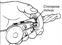 9. Снимите из шестерни стопорное кольцо крышки подшипникового узла.