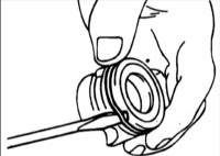 19. Снимите уплотнительное кольцо круглого сечения из втулки зубчатой рейки.