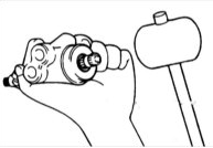 21. Пластмассовым молотком снимите корпус клапана из его корпуса.