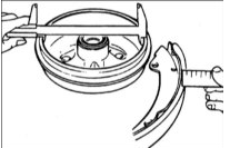 2. Измерьте толщину накладок задних тормозных колодок. Замените все тормозные