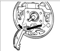 8. Отсоедините трос стояночного тормоза от рычага на тормозной колодке.