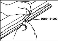 1. Специальным инструментом или ножом срежьте старый герметик до толщины слоя