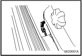 2. Потяните вверх рычаг отпирания откидной крышки топливного бака, расположенный