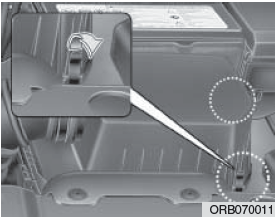 1. Отпустите защелки, крепящие крышку воздухоочистителя, и откройте крышку.