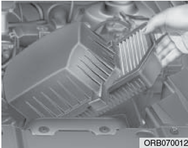 2. Протрите внутренние поверхности воздухоочистителя.