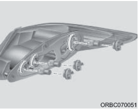 3. Отделите гнездо от деталей узла, вращая его против часовой стрелки, пока выступы