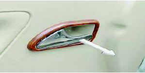 Чтобы открыть дверь изнутри, следует потянуть за ручку замка.