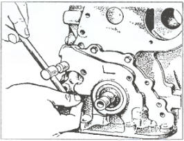 Рис. 2.32.3. Отворачивание болтов крепления масляного насоса и его снятие.