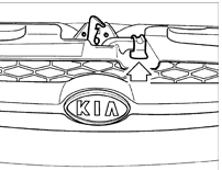 2. Приподнимите капот и отведите предохранительный крючок в сторону (крючок