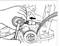 2. Отведите ролик механизма натяжения зубчатого ремня на максимальное