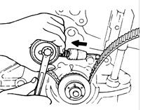 2. Отведите ролик механизма натяжения зубчатого ремня на максимальное