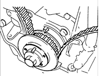 3. Проверьте, что метка на шкиве зубчатого ремня коленчатого вала совмещена с